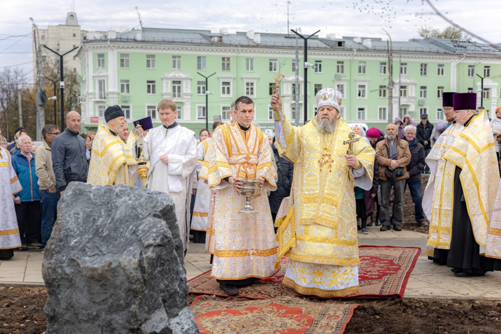 В Свято-Троицком соборе Ижевска почтили память усопших и освятили камень, установленный в память о Троицком кладбище